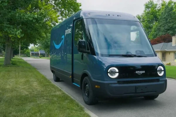 Amazon придбав понад 10 000 електричних фургонів Rivian за півроку: що далі