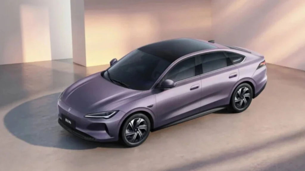 Легендарну модель вирішили «перезапустити»: народний седан від Volkswagen повністю відмовиться від бензину