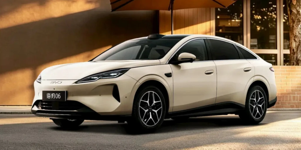 Новий електроседан BYD майже такий самий великий, як Tesla Model 3, але вдвічі дешевший