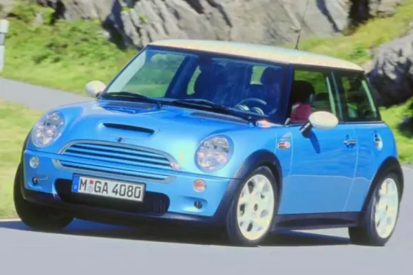 Mini Cooper нового покоління отримає знайомий вигляд, але несподівану технічну основу