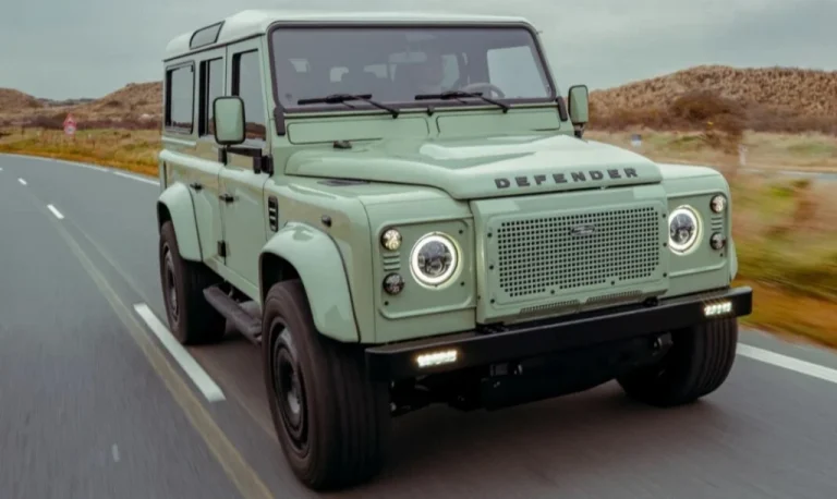 Класичний Land Rover Defender знову випускають: за позашляховик просять понад $500 000