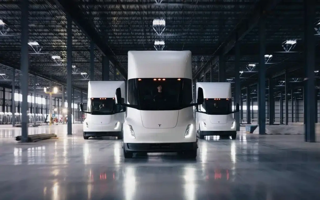 Tesla почала масові поставки електровантажівок Semi: 805 км ходу та перші клієнти
