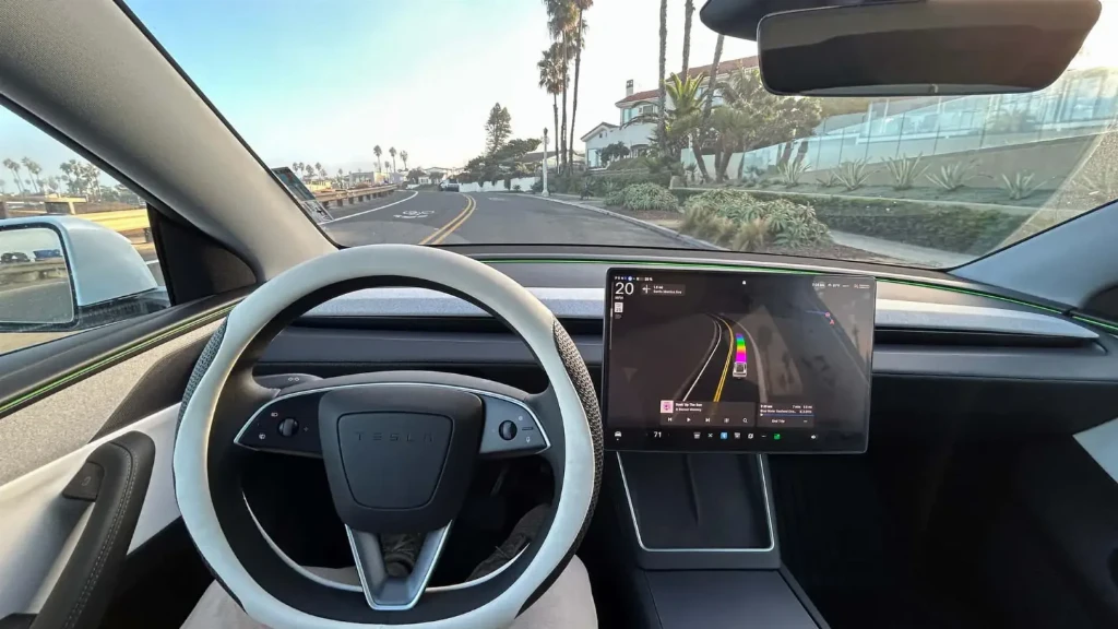 Маск пояснив, чому роботаксі Tesla не можуть працювати уночі