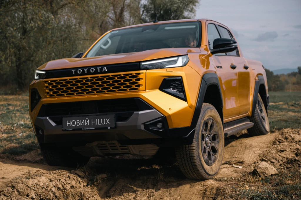 Toyota представила новий Hilux дев’ятого покоління: 204 к.с., гібридна система та повний привод