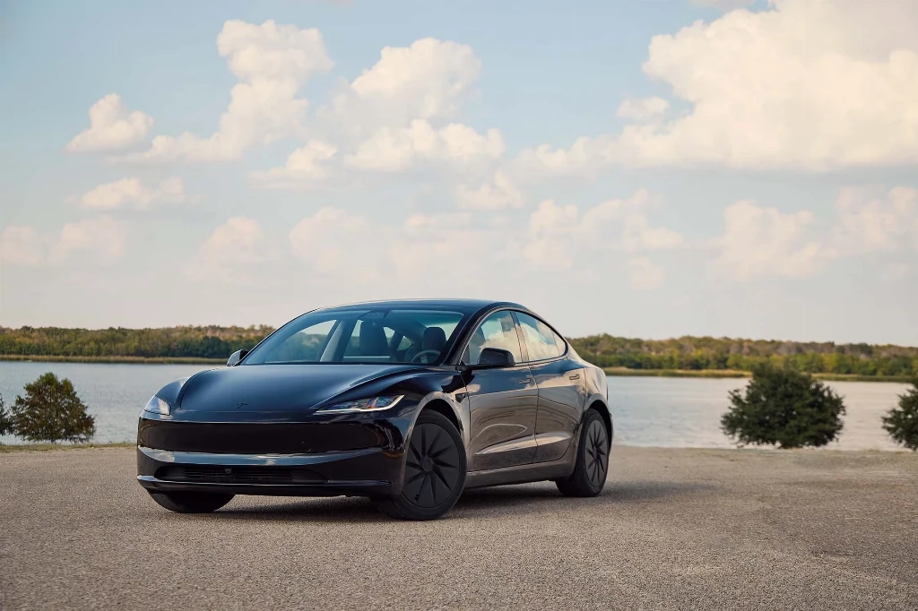 Tesla щойно офіційно перейменувала FSD на “Tesla Assisted Driving” у Європі